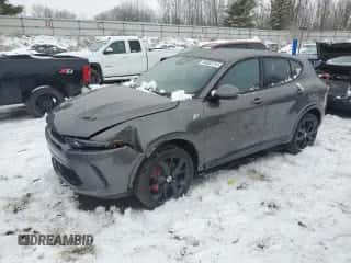 2024 Dodge Hornet R/T z VIN ZACPDFCW9R3A35463, wystawiony jako Copart lot #84885754 z przebiegiem 45 mil mil oraz Szkoda całkowita • Salvage title. Historia ofert i sprzedaży dostępna na DreamBid. Obrazek 1.