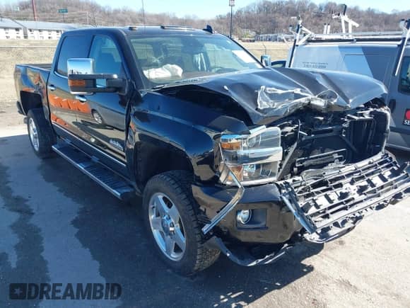 2015 Chevrolet Silverado 2500HD High Country z VIN 1GC1KXE87FF643392, wystawiony jako IAAI lot #41709949 z przebiegiem 102 017 mil mil oraz . Historia ofert i sprzedaży dostępna na DreamBid. Obrazek 1.