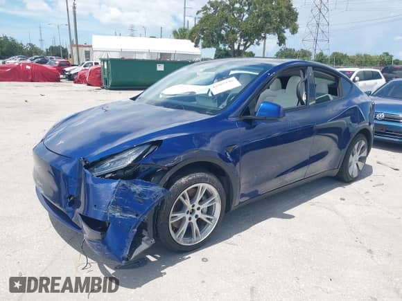 2020 Tesla Model Y Long Range with VIN 5YJYGDEE8LF040956, listed as a IAAI auction lot 42985146 with Not provided miles and . Bid and sale history available at DreamBid. Image 2.
