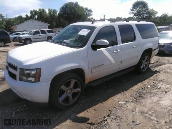 2014 Chevrolet Suburban LT z VIN 1GNSKJE75ER200316, wystawiony jako IAAI lot #42230953 z przebiegiem 167 786 mil mil oraz . Historia ofert i sprzedaży dostępna na DreamBid. Obrazek 2.