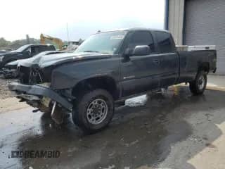 2003 Chevrolet Silverado 2500HD LS с VIN 1GCHK29UX3E364383, выставлен на аукционе Copart как лот 67045485 с пробегом 91 848 миль миль и Списание • Salvage title. История ставок и продаж доступна на DreamBid. Изображение 1.