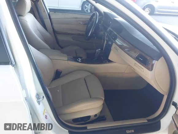 2007 BMW 3 Series 328i z VIN WBAVC53557FZ80461, wystawiony jako IAAI lot #43567151 z przebiegiem Nie podano mil oraz . Historia ofert i sprzedaży dostępna na DreamBid. Obrazek 5.