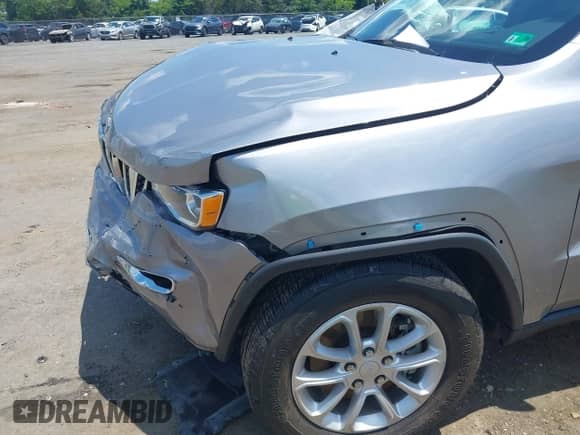 2021 Jeep Grand Cherokee Laredo E z VIN 1C4RJFAG7MC698792, wystawiony jako IAAI lot #42663216 z przebiegiem 57 530 mil mil oraz . Historia ofert i sprzedaży dostępna na DreamBid. Obrazek 6.