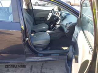 2013 Chevrolet Sonic LS с VIN 1G1JA5SG6D4191875, выставлен на аукционе IAAI как лот 43537566 с пробегом 159 191 миль миль и . История ставок и продаж доступна на DreamBid. Изображение 5.
