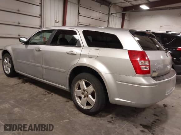 2005 Dodge Magnum with VIN 2DRGZR8V15H587486, listed as a IAAI auction lot 42040578 with 179,158 mi miles and . Bid and sale history available at DreamBid. Image 3.