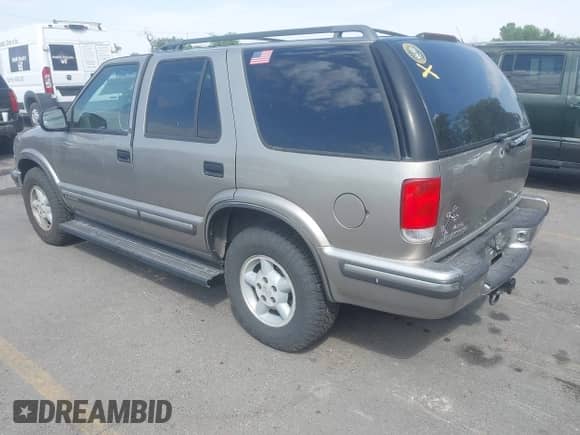 1998 Chevrolet Blazer z VIN 1GNDT13W9WK124402, wystawiony jako IAAI lot #42632990 z przebiegiem 119 683 mil mil oraz . Historia ofert i sprzedaży dostępna na DreamBid. Obrazek 3.