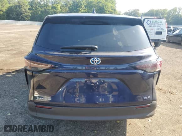 2025 Toyota Sienna XLE with VIN 5TDJSKFC0SS156745, listed as a Copart auction lot 61695405 with 3,935 mi miles and Salvage title. Bid and sale history available at DreamBid. Image 6.