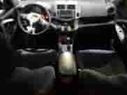 2011 Toyota RAV4 Sport z VIN JTMRF4DVXB5042006, wystawiony jako Copart lot #86847895 z przebiegiem 145 757 mil mil oraz Czysty tytuł • Clean title. Historia ofert i sprzedaży dostępna na DreamBid. Obrazek 8.