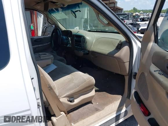 2000 Ford F-150 XL z VIN 1FTRX17L7YKA82690, wystawiony jako IAAI lot #42597325 z przebiegiem 317 945 mil mil oraz . Historia ofert i sprzedaży dostępna na DreamBid. Obrazek 5.