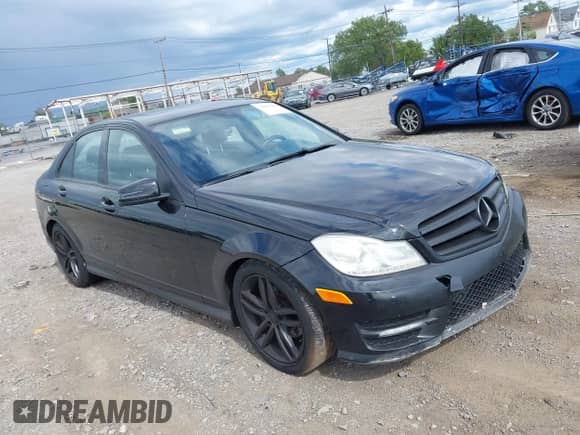 2012 Mercedes-Benz C 300 Sport с VIN WDDGF8BB9CR204585, выставлен на аукционе IAAI как лот 43081662 с пробегом 201 123 миль миль и . История ставок и продаж доступна на DreamBid. Изображение 1.