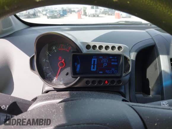 2012 Chevrolet Sonic LS z VIN 1G1JA6SH7C4100156, wystawiony jako IAAI lot #41835246 z przebiegiem 96 070 mil mil oraz . Historia ofert i sprzedaży dostępna na DreamBid. Obrazek 7.