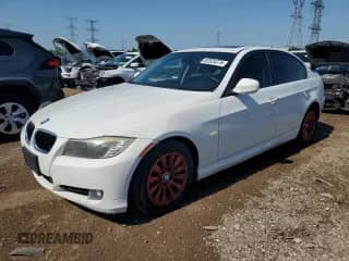 2009 BMW 3 Series 328i z VIN WBAPH57599NL80006, wystawiony jako Copart lot #62524375 z przebiegiem 194 901 mil mil oraz Szkoda całkowita • Salvage title. Historia ofert i sprzedaży dostępna na DreamBid. Obrazek 1.