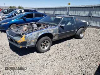 1982 Chevrolet Camaro z VIN 1G1AS87H0CL177359, wystawiony jako Copart lot #67618414 z przebiegiem Nie podano mil oraz Szkoda całkowita • Salvage title. Historia ofert i sprzedaży dostępna na DreamBid. Obrazek 1.