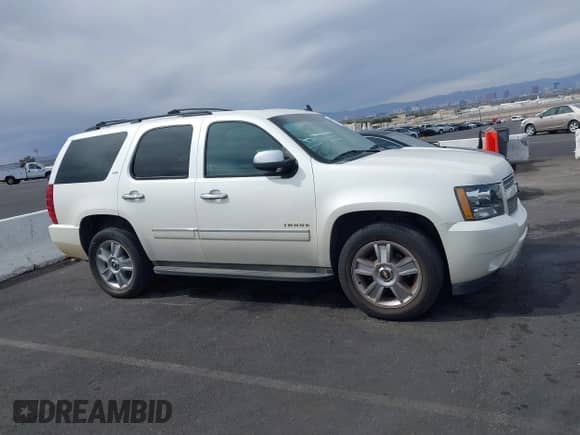 2010 Chevrolet Tahoe LTZ z VIN 1GNUCCE03AR238688, wystawiony jako IAAI lot #41775032 z przebiegiem 215 614 mil mil oraz . Historia ofert i sprzedaży dostępna na DreamBid. Obrazek 13.