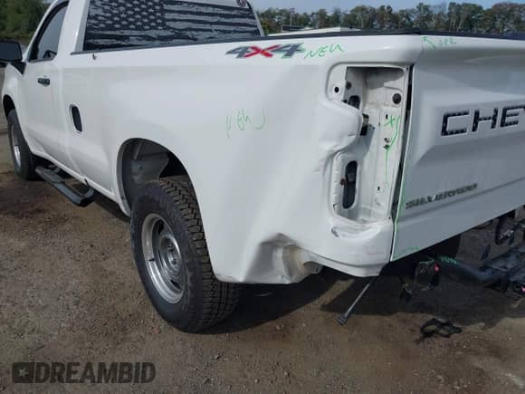 2021 Chevrolet Silverado 1500 Work Truck z VIN 3GCNYAEK8MG331165, wystawiony jako IAAI lot #43320274 z przebiegiem 49 825 mil mil oraz . Historia ofert i sprzedaży dostępna na DreamBid. Obrazek 6.