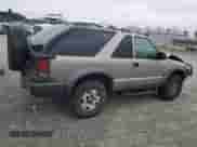 2001 Chevrolet Blazer LS z VIN 1GNCT18W91K167036, wystawiony jako Copart lot #47848415 z przebiegiem 145 278 mil mil oraz Szkoda całkowita • Salvage title. Historia ofert i sprzedaży dostępna na DreamBid. Obrazek 3.