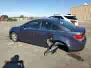 2014 Chevrolet Cruze 1LT z VIN 1G1PC5SB8E7337539, wystawiony jako Copart lot #82408735 z przebiegiem 124 655 mil mil oraz Szkoda całkowita • Salvage title. Historia ofert i sprzedaży dostępna na DreamBid. Obrazek 2.