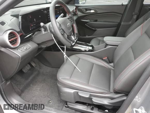 2025 Chevrolet Trax 2RS с VIN KL77LJEP7SC024764, выставлен на аукционе Copart как лот 55819125 с пробегом 3 030 миль миль и Списание • Salvage title. История ставок и продаж доступна на DreamBid. Изображение 7.