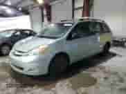 2010 Toyota Sienna CE z VIN 5TDKK4CC4AS315740, wystawiony jako Copart lot #82469755 z przebiegiem 256 689 mil mil oraz Czysty tytuł • Clean title. Historia ofert i sprzedaży dostępna na DreamBid. Obrazek 1.