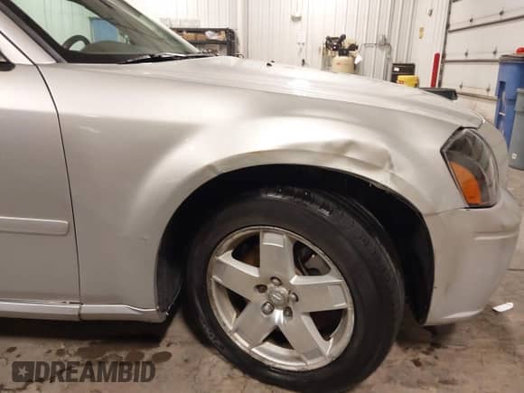 2005 Dodge Magnum with VIN 2DRGZR8V15H587486, listed as a IAAI auction lot 42040578 with 179,158 mi miles and . Bid and sale history available at DreamBid. Image 6.