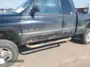 1998 Dodge 1500 z VIN 3B7HF13Z4WG203561, wystawiony jako IAAI lot #42741533 z przebiegiem 205 864 mil mil oraz . Historia ofert i sprzedaży dostępna na DreamBid. Obrazek 6.