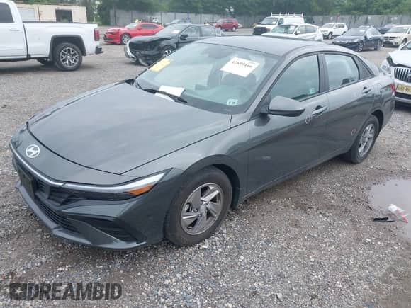 2024 Hyundai Elantra SE z VIN KMHLL4DGXRU817934, wystawiony jako IAAI lot #42659416 z przebiegiem 13 497 mil mil oraz . Historia ofert i sprzedaży dostępna na DreamBid. Obrazek 2.