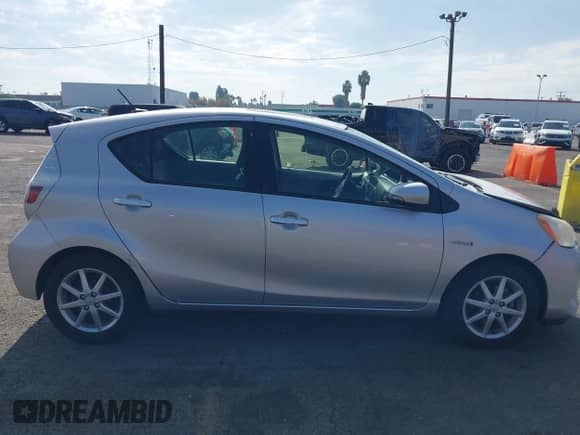 2014 Toyota Prius One z VIN JTDKDTB39E1059717, wystawiony jako IAAI lot #43503866 z przebiegiem 132 202 mil mil oraz . Historia ofert i sprzedaży dostępna na DreamBid. Obrazek 13.