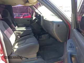 2005 Chevrolet Silverado 1500 LS z VIN 2GCEC13T651260410, wystawiony jako IAAI lot #43585149 z przebiegiem 175 327 mil mil oraz . Historia ofert i sprzedaży dostępna na DreamBid. Obrazek 5.