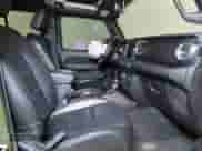 2021 Jeep Wrangler Unlimited Sahara Altitude z VIN 1C4HJXEM0MW655802, wystawiony jako Copart lot #65413235 z przebiegiem 48 130 mil mil oraz Szkoda całkowita • Salvage title. Historia ofert i sprzedaży dostępna na DreamBid. Obrazek 5.