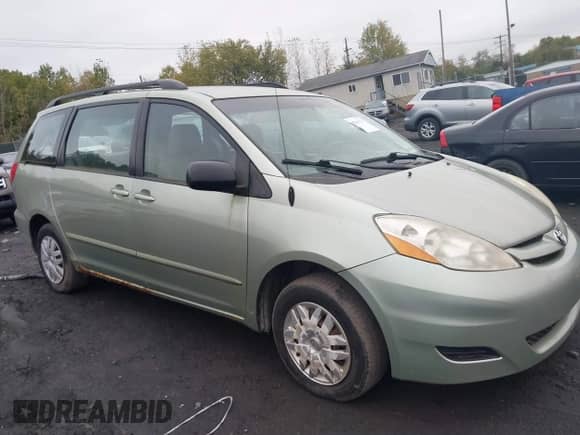 2010 Toyota Sienna CE z VIN 5TDKK4CCXAS303057, wystawiony jako IAAI lot #43411711 z przebiegiem 153 537 mil mil oraz . Historia ofert i sprzedaży dostępna na DreamBid. Obrazek 1.