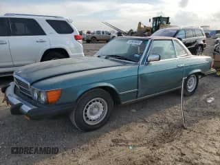 1984 Mercedes-Benz 380 SL z VIN WDBBA45AXEA010159, wystawiony jako Copart lot #43923635 z przebiegiem 139 999 mil mil oraz Czysty tytuł • Clean title. Historia ofert i sprzedaży dostępna na DreamBid. Obrazek 1.
