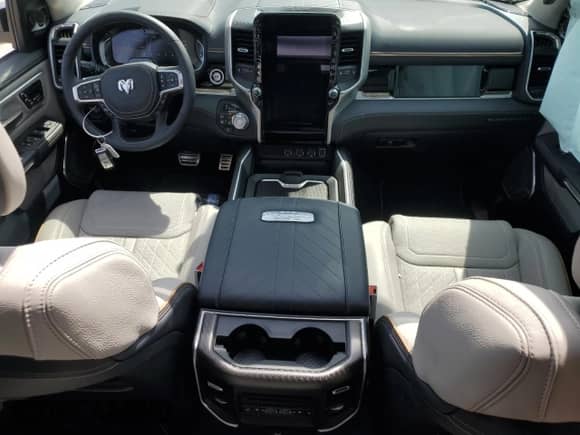 2025 Ram 1500 z VIN 1C6SRFKP5SN615510, wystawiony jako Copart lot #52185475 z przebiegiem 593 mil mil oraz Szkoda całkowita • Salvage title. Historia ofert i sprzedaży dostępna na DreamBid. Obrazek 8.