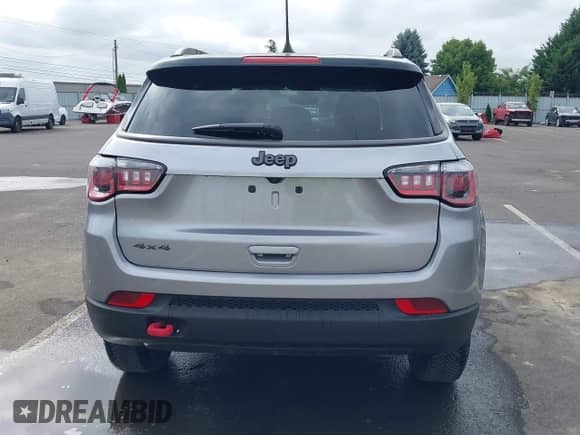 2018 Jeep Compass Trailhawk z VIN 3C4NJDDB7JT419375, wystawiony jako IAAI lot #43213951 z przebiegiem 60 692 mil mil oraz . Historia ofert i sprzedaży dostępna na DreamBid. Obrazek 16.