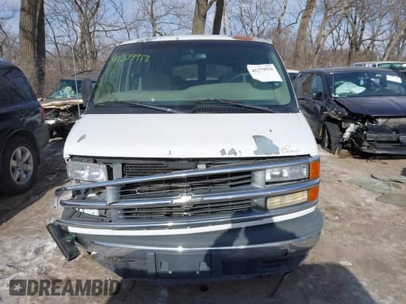 1999 Chevrolet Express z VIN 1GBFG15RXX1047502, wystawiony jako IAAI lot #41379918 z przebiegiem 101 936 mil mil oraz . Historia ofert i sprzedaży dostępna na DreamBid. Obrazek 12.