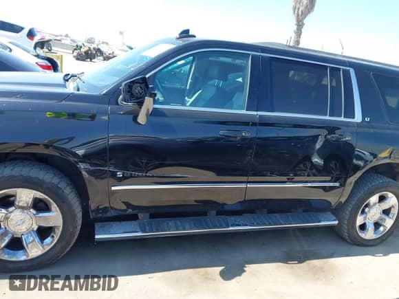 2018 Chevrolet Suburban LT z VIN 1GNSKHKC5JR193078, wystawiony jako IAAI lot #43281675 z przebiegiem 186 334 mil mil oraz . Historia ofert i sprzedaży dostępna na DreamBid. Obrazek 14.