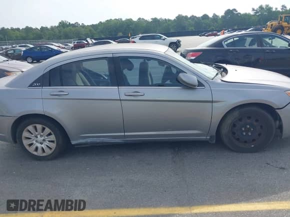 2014 Chrysler 200 LX с VIN 1C3CCBAGXEN150014, выставлен на аукционе IAAI как лот 42259954 с пробегом 273 925 миль миль и . История ставок и продаж доступна на DreamBid. Изображение 14.