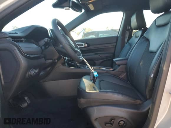 2025 Jeep Compass Latitude z VIN 3C4NJDBN5ST532143, wystawiony jako Copart lot #81390275 z przebiegiem 4 173 mil mil oraz Szkoda całkowita • Salvage title. Historia ofert i sprzedaży dostępna na DreamBid. Obrazek 7.