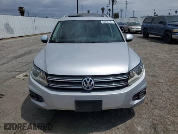 2013 Volkswagen Tiguan SE z VIN WVGAV3AX3DW612758, wystawiony jako Copart lot #53255775 z przebiegiem 121 681 mil mil oraz Czysty tytuł • Clean title. Historia ofert i sprzedaży dostępna na DreamBid. Obrazek 5.