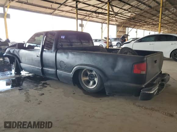 2000 Chevrolet S-10 LS z VIN 1GCCS19W5Y8256751, wystawiony jako Copart lot #58567065 z przebiegiem Nie podano mil oraz Szkoda całkowita • Salvage title. Historia ofert i sprzedaży dostępna na DreamBid. Obrazek 2.