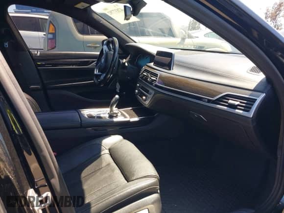 2019 BMW 7 Series 740i z VIN WBA7E2C55KB216529, wystawiony jako IAAI lot #43253638 z przebiegiem 81 573 mil mil oraz . Historia ofert i sprzedaży dostępna na DreamBid. Obrazek 5.