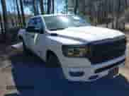 2024 Ram 1500 Big Horn z VIN 1C6SRFFT0RN150670, wystawiony jako IAAI lot #41835342 z przebiegiem 21 562 mil mil oraz . Historia ofert i sprzedaży dostępna na DreamBid. Obrazek 1.