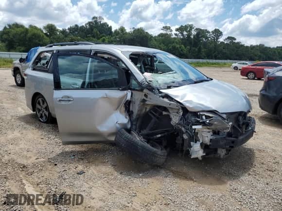 2019 Toyota Sienna SE with VIN 5TDXZ3DC9KS985568, listed as a Copart auction lot 68108065 with 343,336 mi miles and Clean title. Bid and sale history available at DreamBid. Image 4.