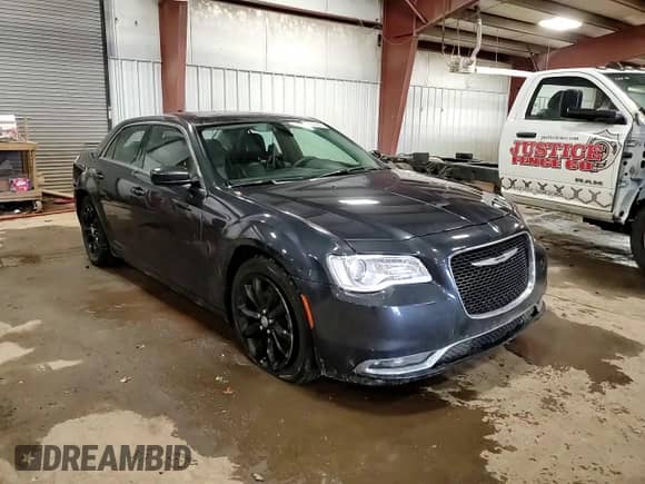 2016 Chrysler 300 Limited z VIN 2C3CCARG4GH358464, wystawiony jako Copart lot #43328695 z przebiegiem 74 923 mil mil oraz Czysty tytuł • Clean title. Historia ofert i sprzedaży dostępna na DreamBid. Obrazek 13.