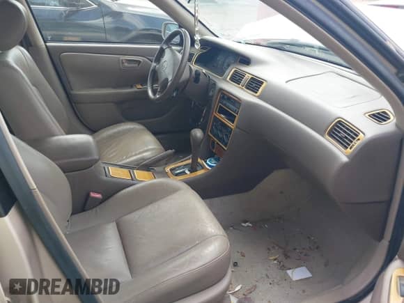 1997 Toyota Camry LE z VIN 4T1BF22K5VU923734, wystawiony jako IAAI lot #43278188 z przebiegiem 164 078 mil mil oraz . Historia ofert i sprzedaży dostępna na DreamBid. Obrazek 5.