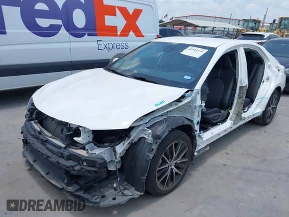 2021 Toyota Camry SE z VIN 4T1G11AK0MU607415, wystawiony jako IAAI lot #42542539 z przebiegiem 52 253 mil mil oraz . Historia ofert i sprzedaży dostępna na DreamBid. Obrazek 2.