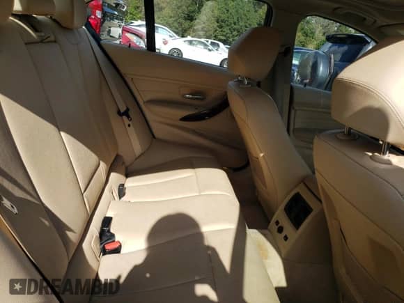 2013 BMW 3 Series 328i xDrive z VIN WBA3B3C52DF540031, wystawiony jako Copart lot #85823645 z przebiegiem 154 264 mil mil oraz Szkoda całkowita • Salvage title. Historia ofert i sprzedaży dostępna na DreamBid. Obrazek 10.