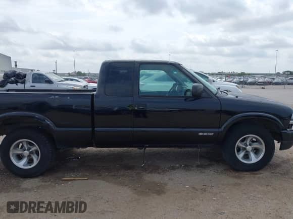 2001 Chevrolet S-10 LS with VIN 1GCCS195918197961, listed as a IAAI auction lot 42265243 with Not provided miles and . Bid and sale history available at DreamBid. Image 13.