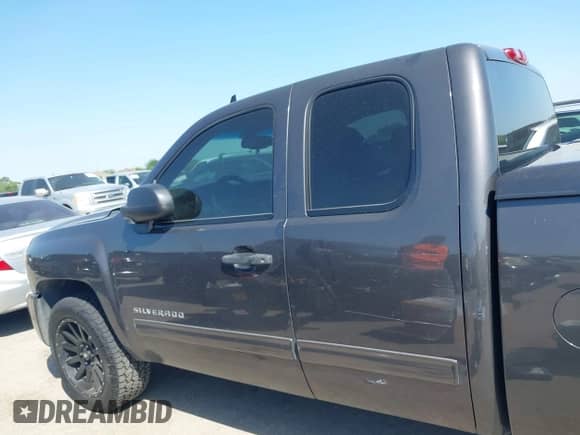2011 Chevrolet Silverado 1500 LT z VIN 1GCRCSEA7BZ233349, wystawiony jako IAAI lot #42015179 z przebiegiem 324 992 mil mil oraz . Historia ofert i sprzedaży dostępna na DreamBid. Obrazek 14.