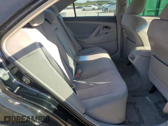 2010 Toyota Camry XLE z VIN 4T1BF3EK1AU513993, wystawiony jako Copart lot #82391545 z przebiegiem 185 639 mil mil oraz Czysty tytuł • Clean title. Historia ofert i sprzedaży dostępna na DreamBid. Obrazek 10.