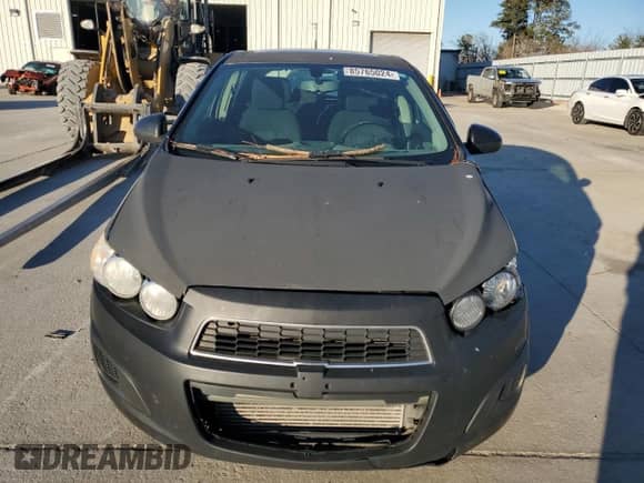 2014 Chevrolet Sonic LT z VIN 1G1JD6SB4E4170915, wystawiony jako Copart lot #85765024 z przebiegiem 127 777 mil mil oraz Szkoda całkowita • Salvage title. Historia ofert i sprzedaży dostępna na DreamBid. Obrazek 5.